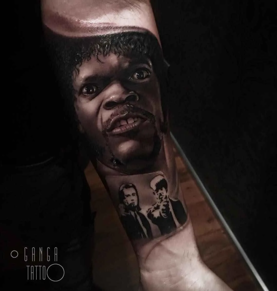 Artista de tatuagem Ganga, retrato em preto e cinza realismo em tatuagem | Espanha