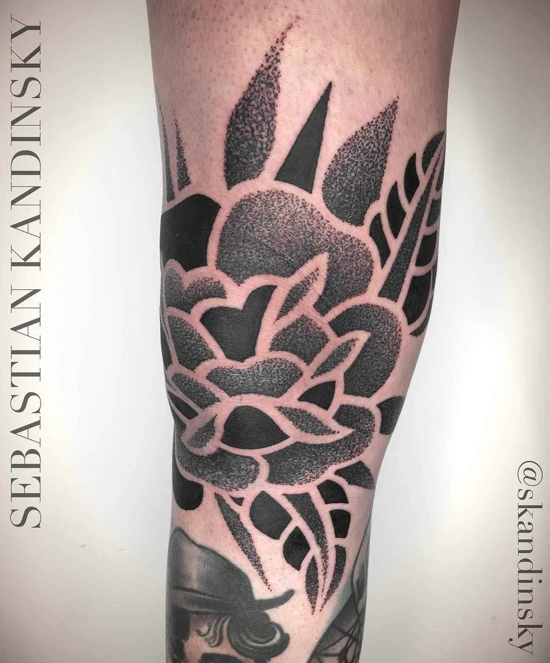 Artista de tatuagem Sebastian Kandinsky, estilo blackwork dotwork ornamental tattoo | Reino Unido