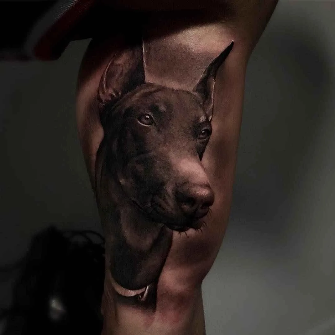 Artista de tatuagem Ganga, retrato em preto e cinza realismo em tatuagem | Espanha