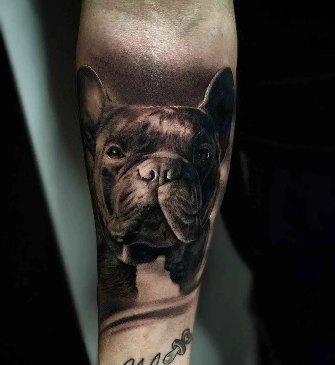 Artista de tatuagem Ganga, retrato em preto e cinza realismo em tatuagem | Espanha