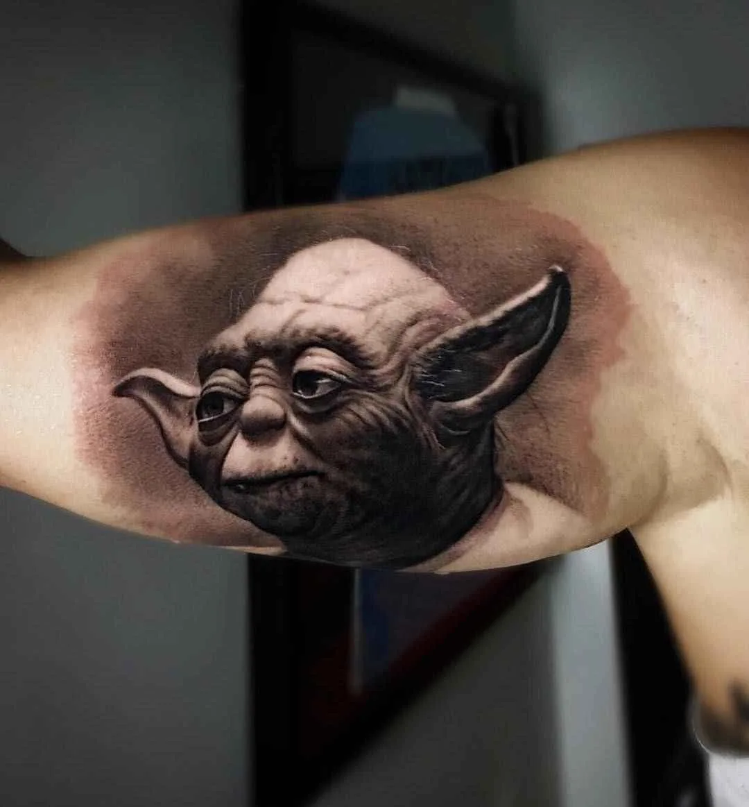 Artista de tatuagem Ganga, retrato em preto e cinza realismo em tatuagem | Espanha