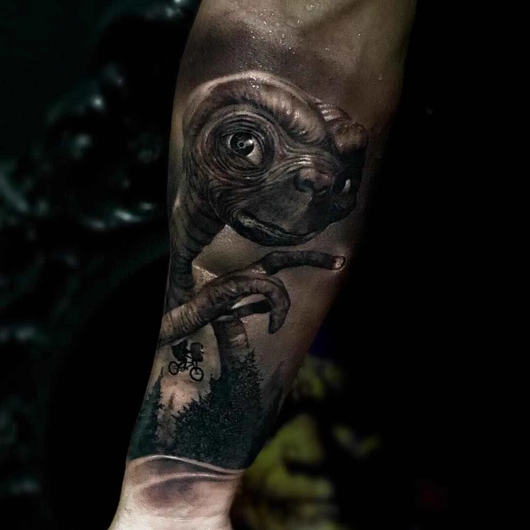 Artista de tatuagem Ganga, retrato em preto e cinza realismo em tatuagem | Espanha