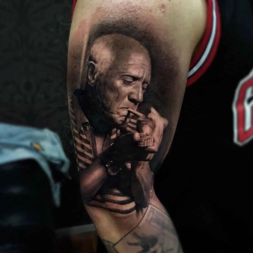Artista de tatuagem Ganga, retrato em preto e cinza realismo em tatuagem | Espanha