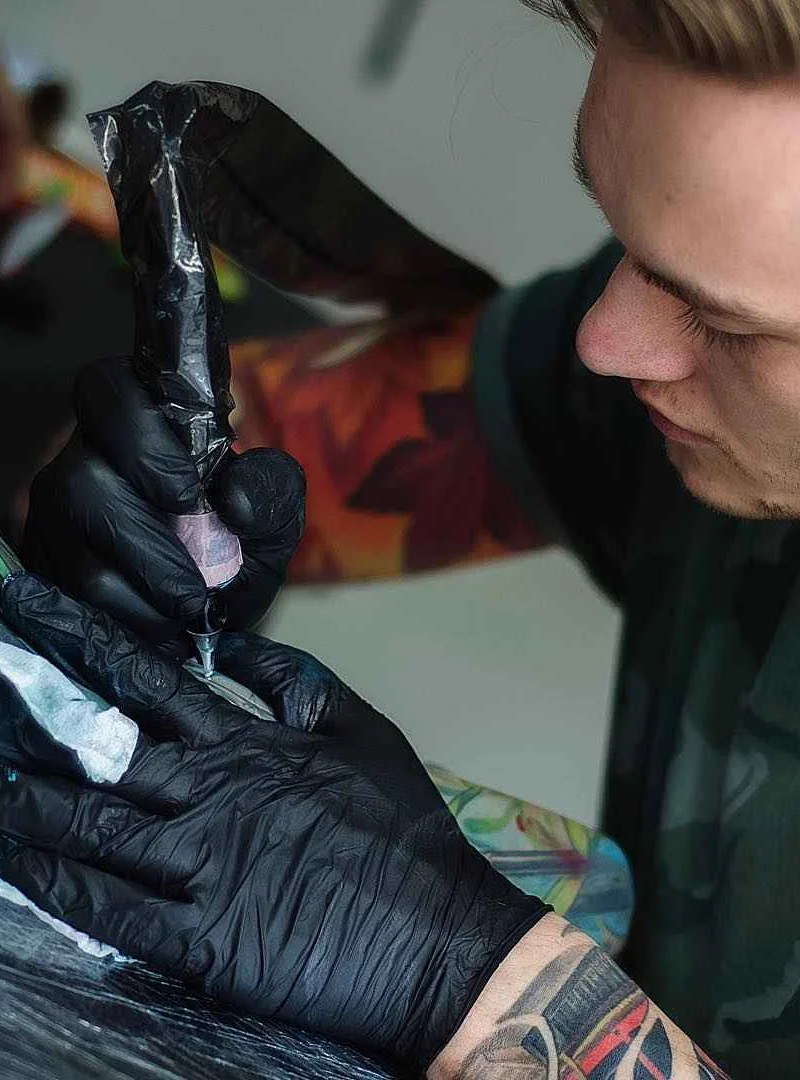 Artista di tatuaggi Dmitriy Naboka