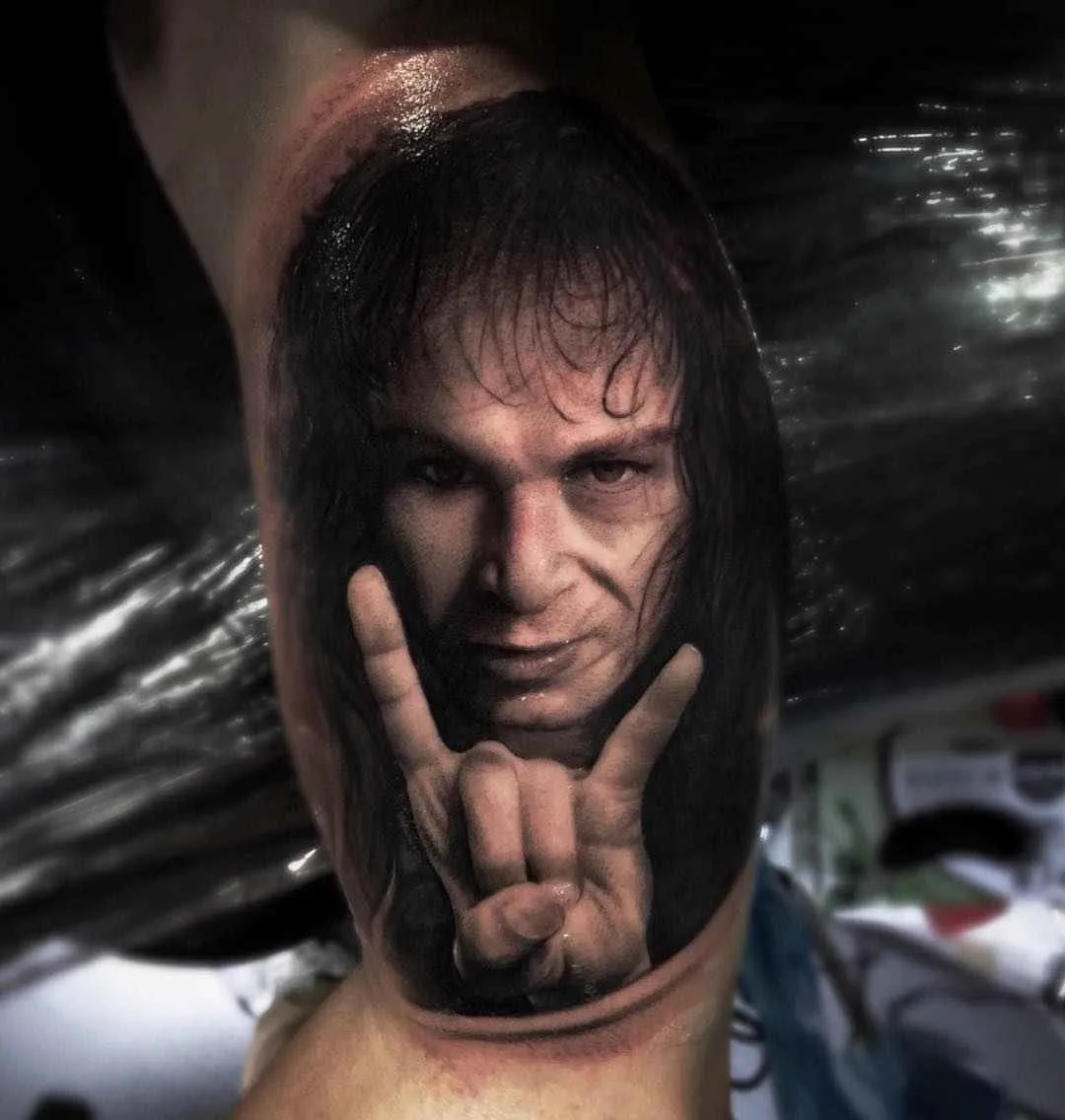 Artista de tatuagem Ganga, retrato em preto e cinza realismo em tatuagem | Espanha