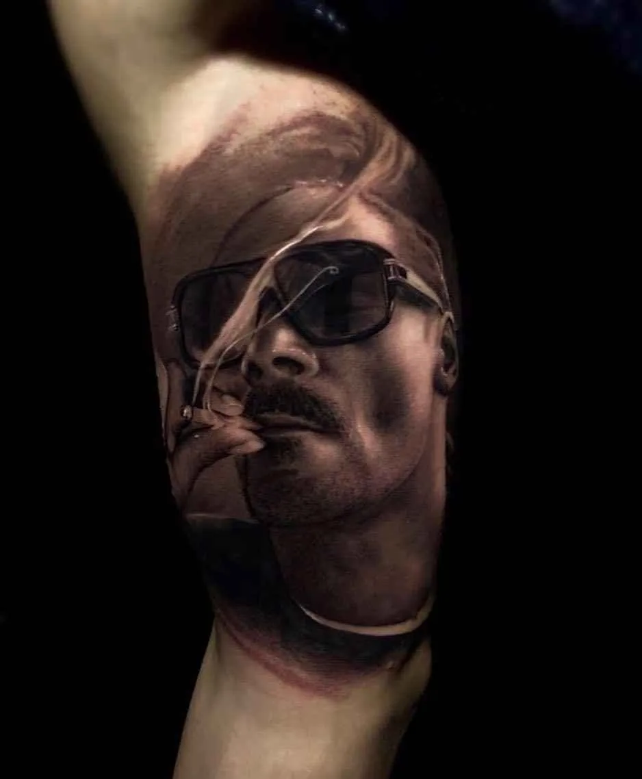 Artista de tatuagem Ganga, retrato em preto e cinza realismo em tatuagem | Espanha