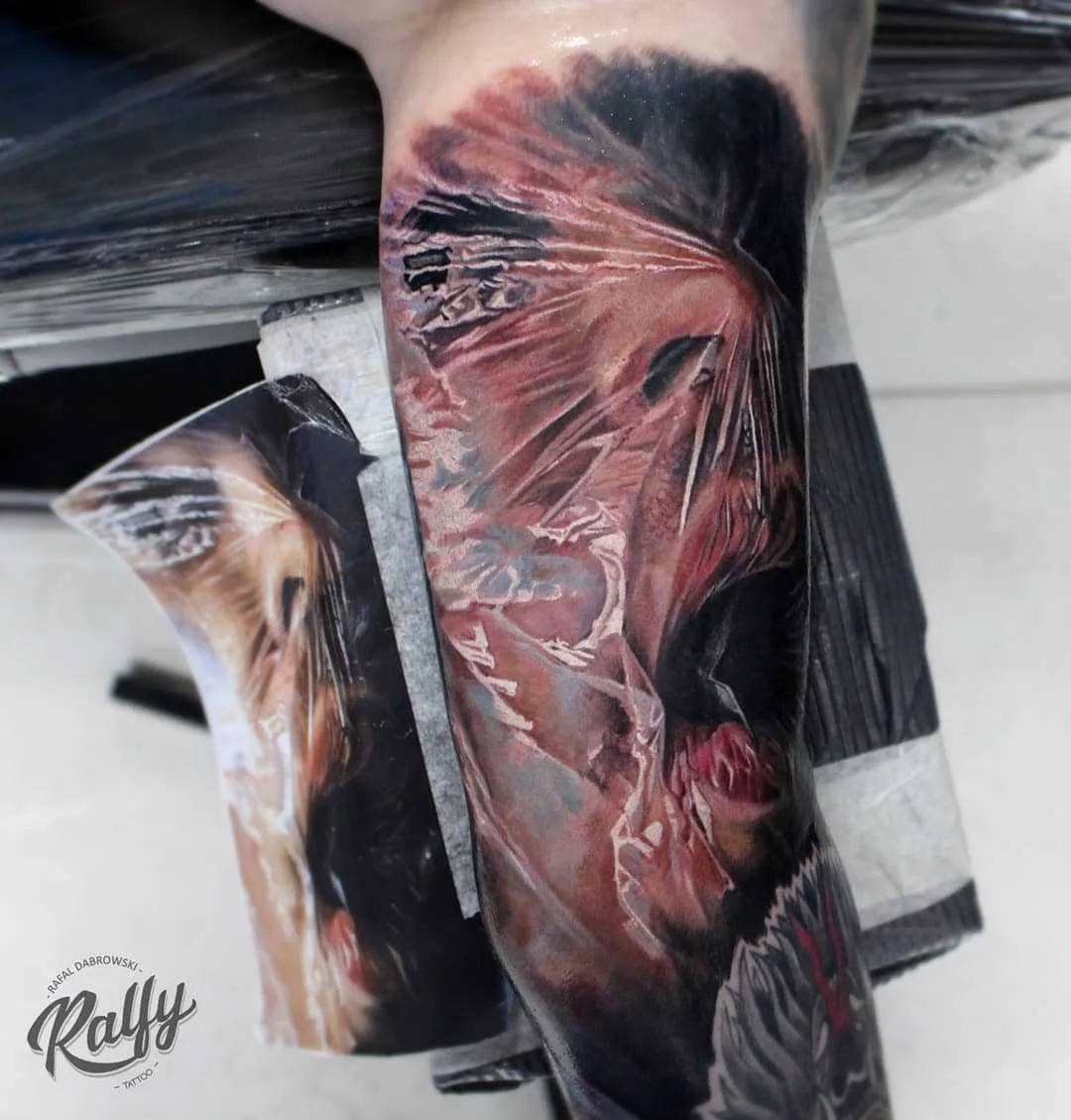Tatuador Rafał Dąbrowski - Ralfy, tatuagem de cor e preto e cinza de retrato em realismo | Reino Unido 