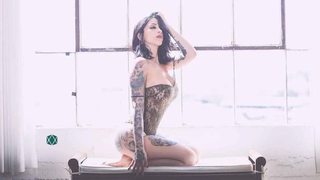 Modello tatuato Nazy, modello alternativo, ragazza tatuata | USA