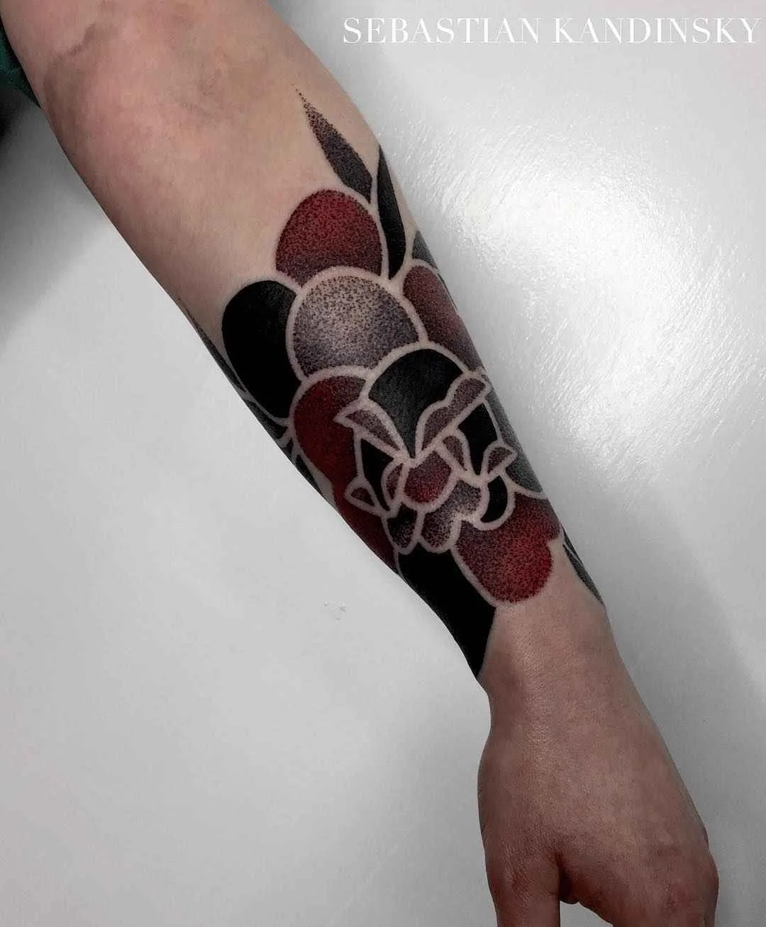 Artista de tatuagem Sebastian Kandinsky, estilo blackwork dotwork ornamental tattoo | Reino Unido
