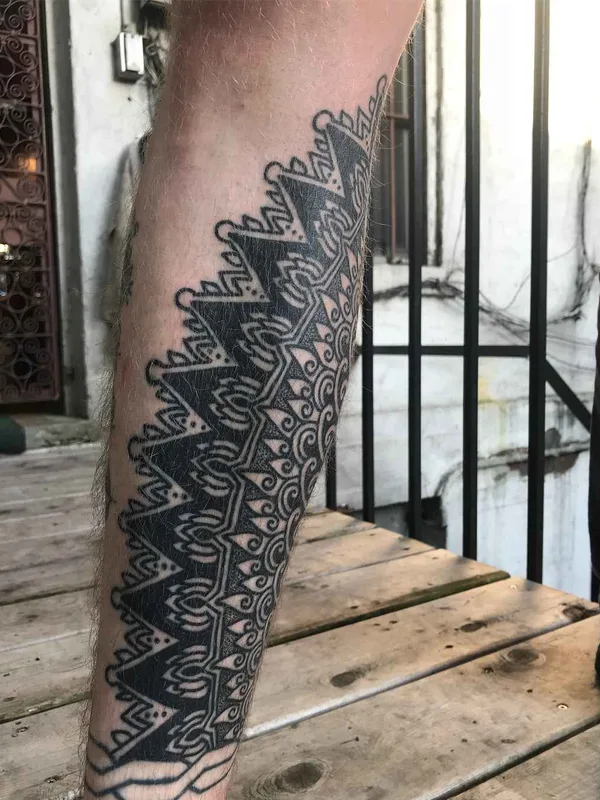 black blackwork Tatuaggio su calf #20647 | Tatuatore Matt Black
