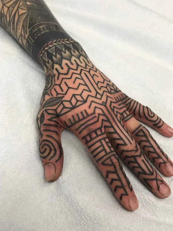 black blackwork Tatuaggio su hand #20644 | Tatuatore Matt Black