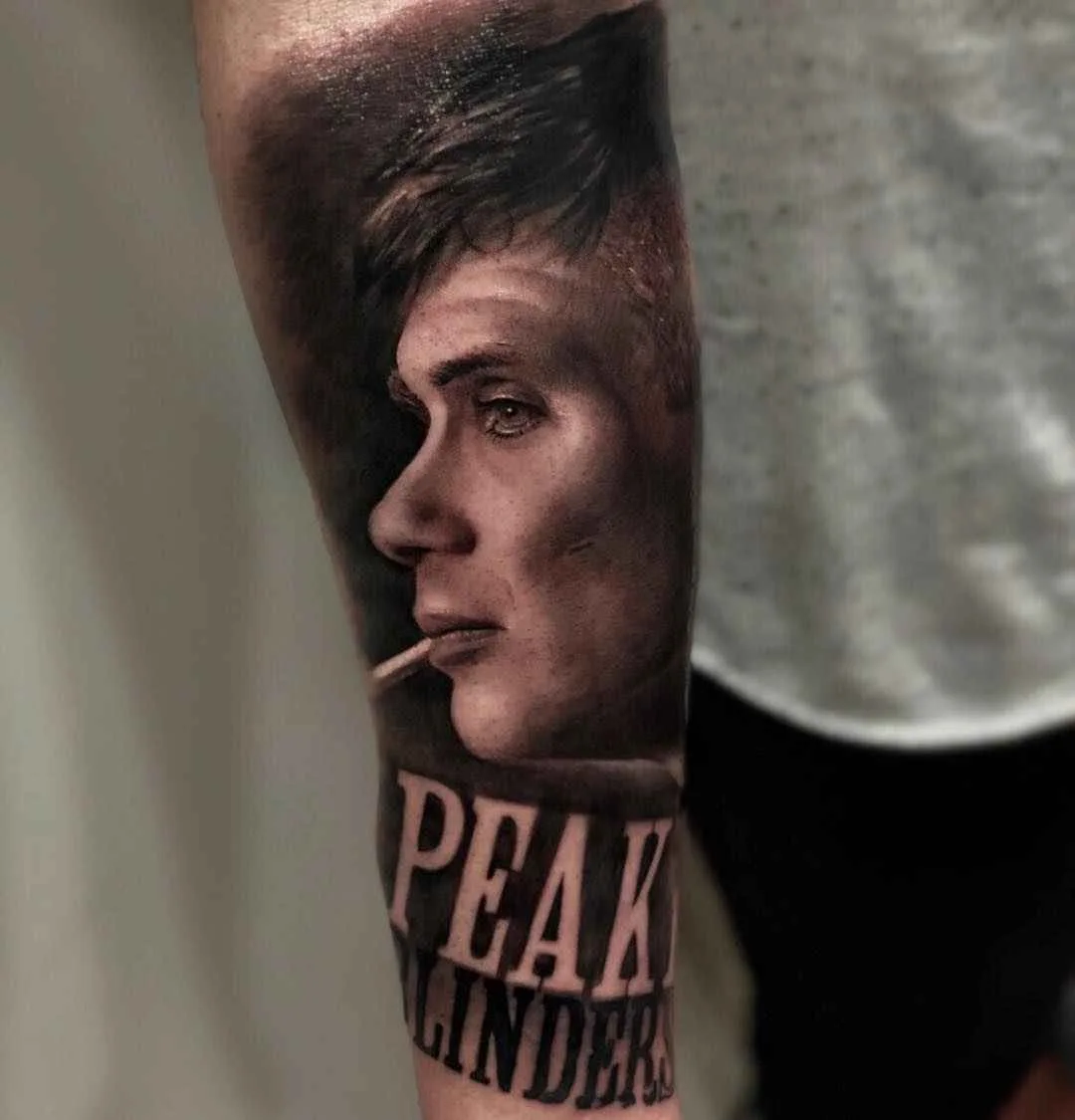 Artista de tatuagem Ganga, retrato em preto e cinza realismo em tatuagem | Espanha