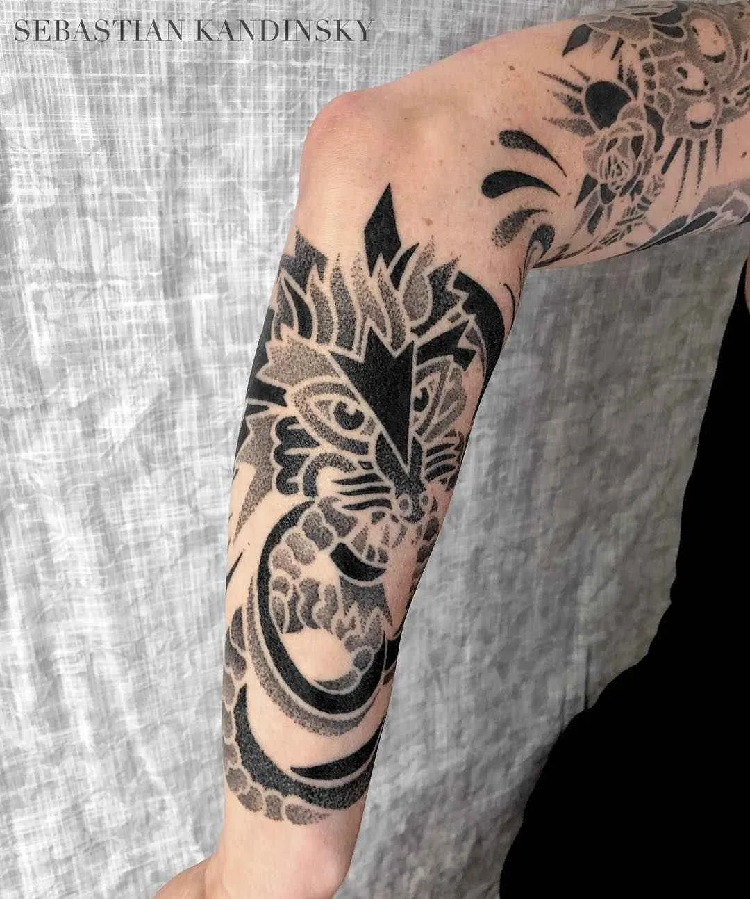 Artista de tatuagem Sebastian Kandinsky, estilo blackwork dotwork ornamental tattoo | Reino Unido