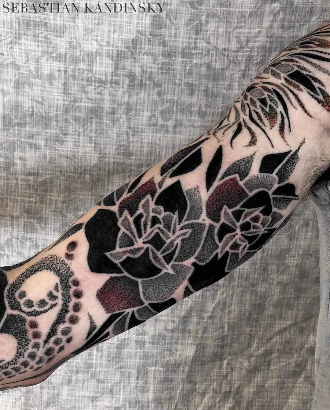 Artista de tatuagem Sebastian Kandinsky, estilo blackwork dotwork ornamental tattoo | Reino Unido