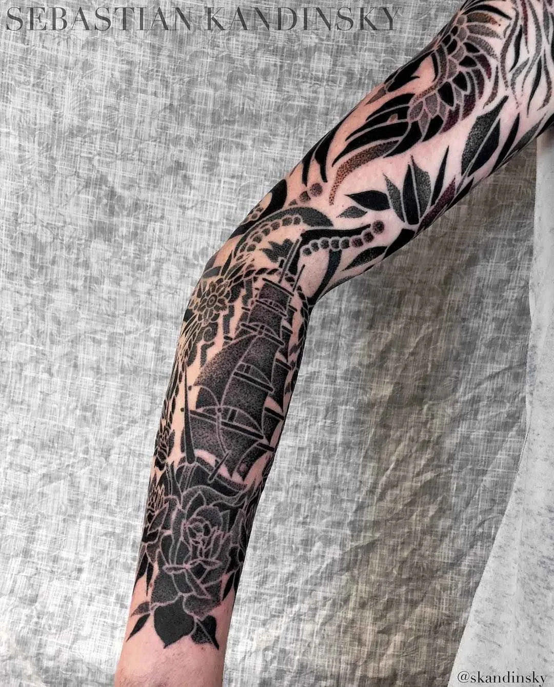 Artista de tatuagem Sebastian Kandinsky, estilo blackwork dotwork ornamental tattoo | Reino Unido