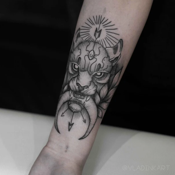 Блэкворк Animal, Arrow tattoo на Предплечье