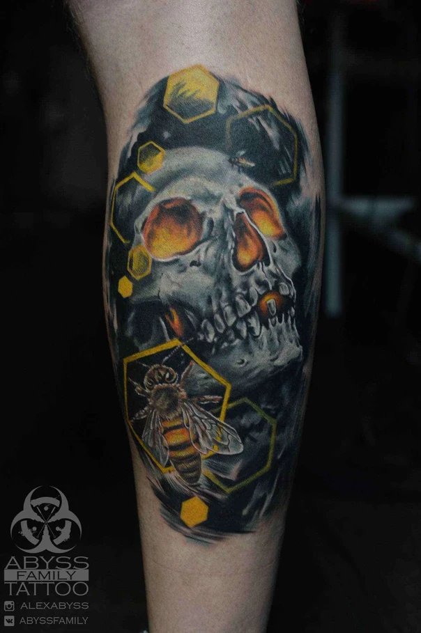 Реализм Skull, Bee tattoo на Икра
