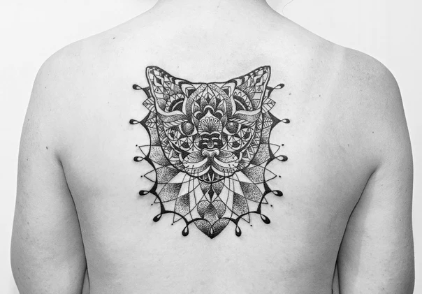 Дотворк Cat, Mandala tattoo на Верхняя часть спины