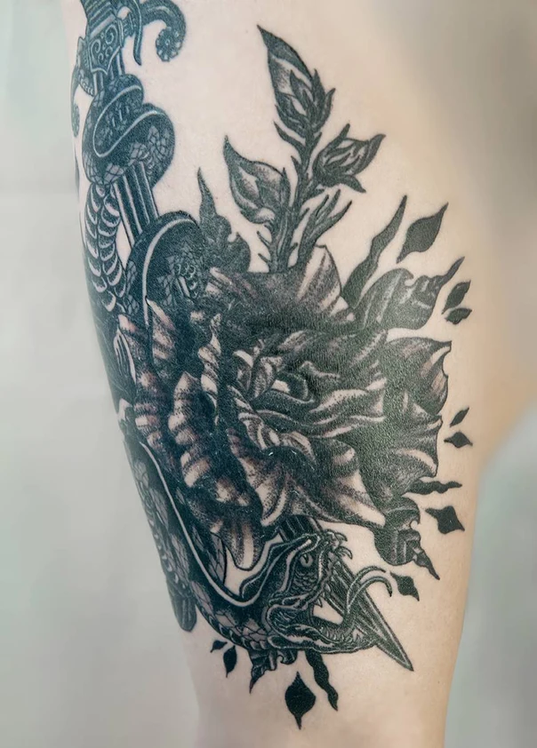 Блэкворк Rose, Snake tattoo на Плечо