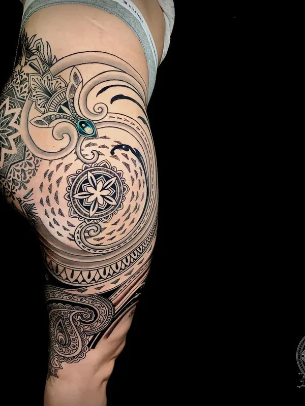 female black and grey ornamental 纹身 在 thigh #30322 | 纹身师 Coen Mitchell