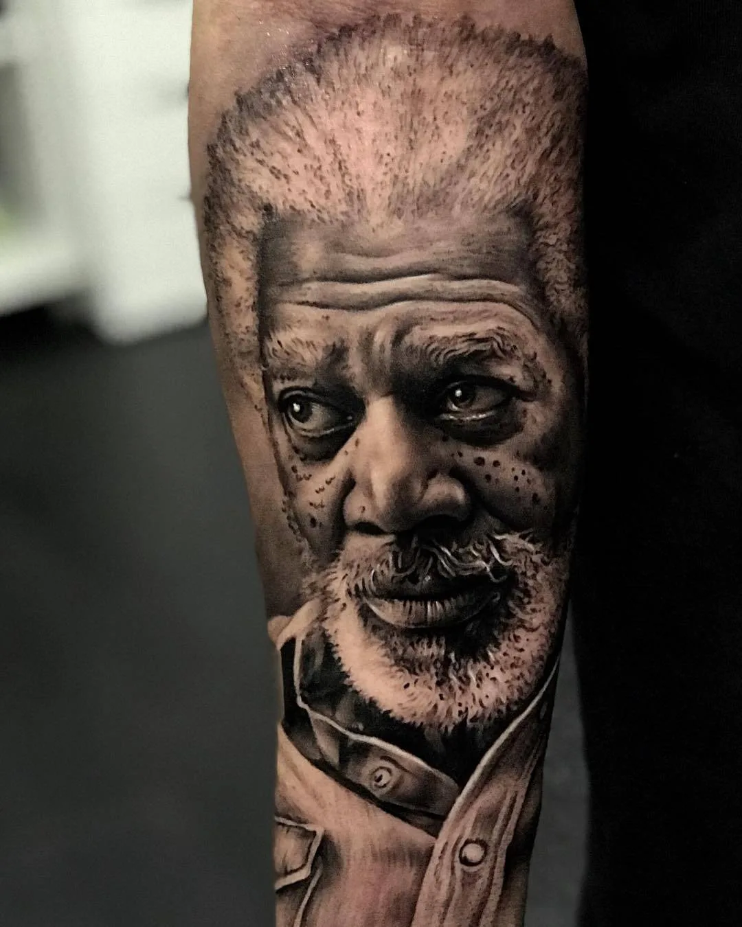 Tatuaggio artista Sergio Fernandez, ritratto in nero e grigio di Morgan Freeman realistico | Málaga, Spagna