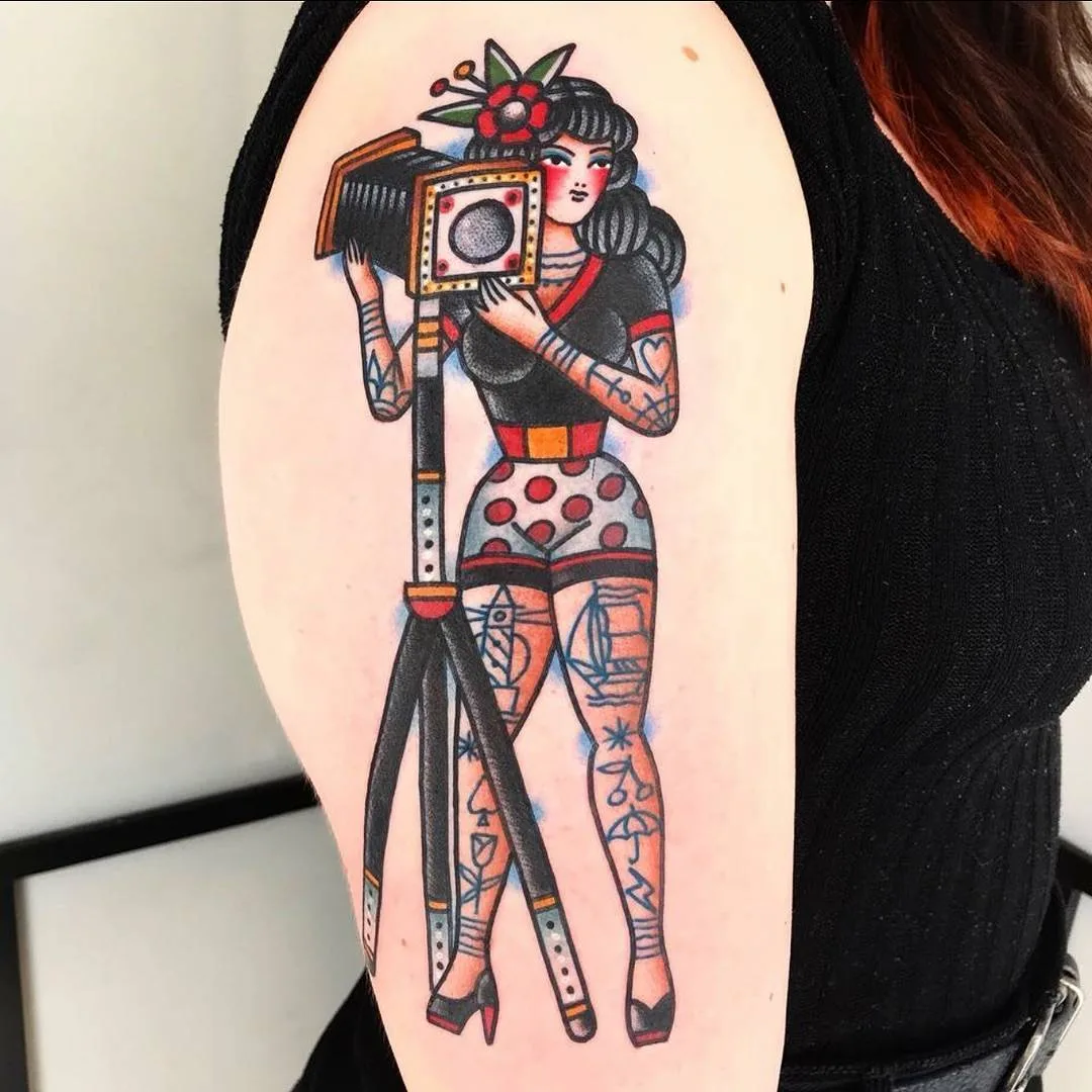 Artista del tattoo Dani Queipo, tattoo a colori tradizionali e di vecchia scuola | Londra, Regno Unito