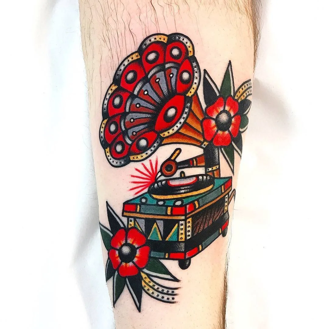 Tattoo artist Dani Queipo, color tarditional and old school tattoo | London, UK