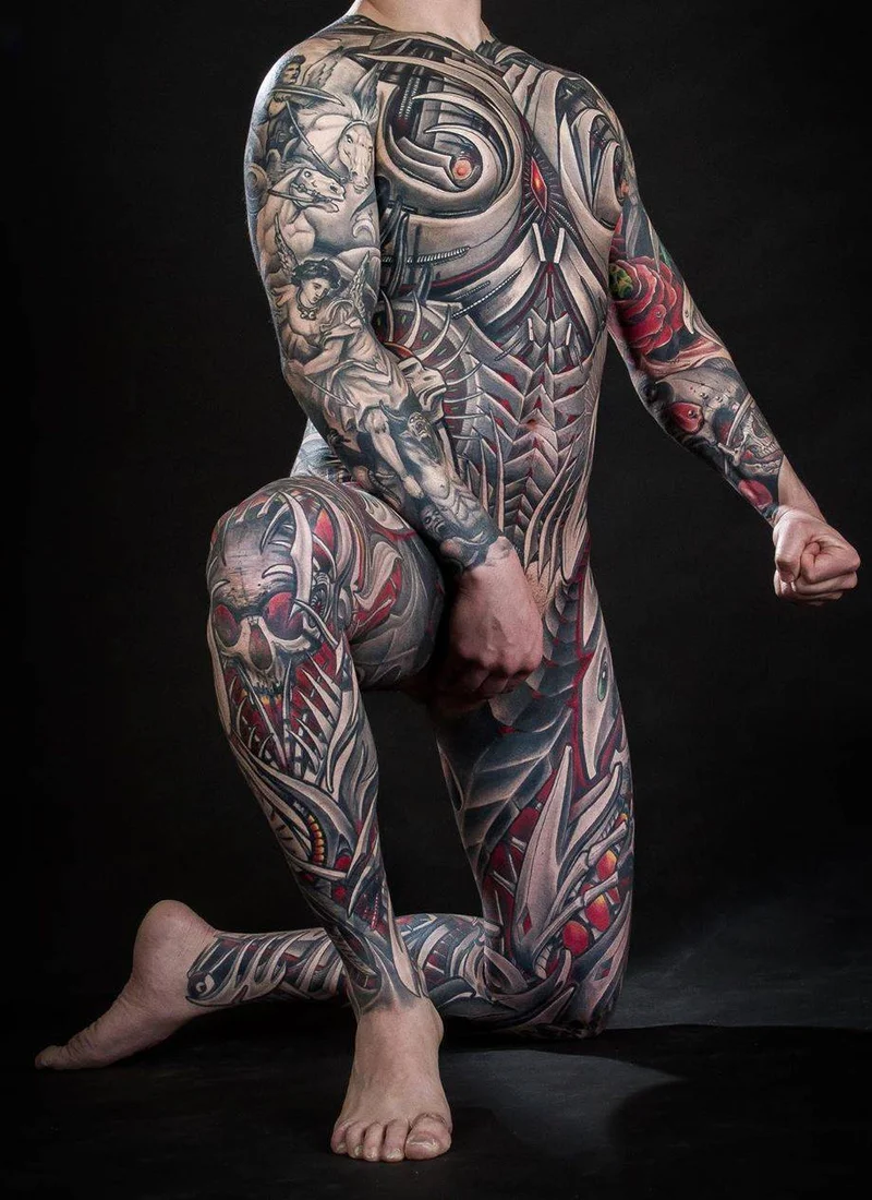 Tatuagem corporal biomec&acirc;nica por Javier Obregon
