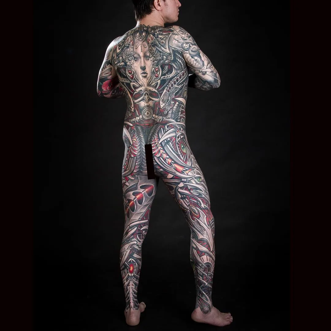 Artista de tatuagem Javier Obregon, tatuagem biomecânica preta e cinza, biomech | Barcelona, Espanha