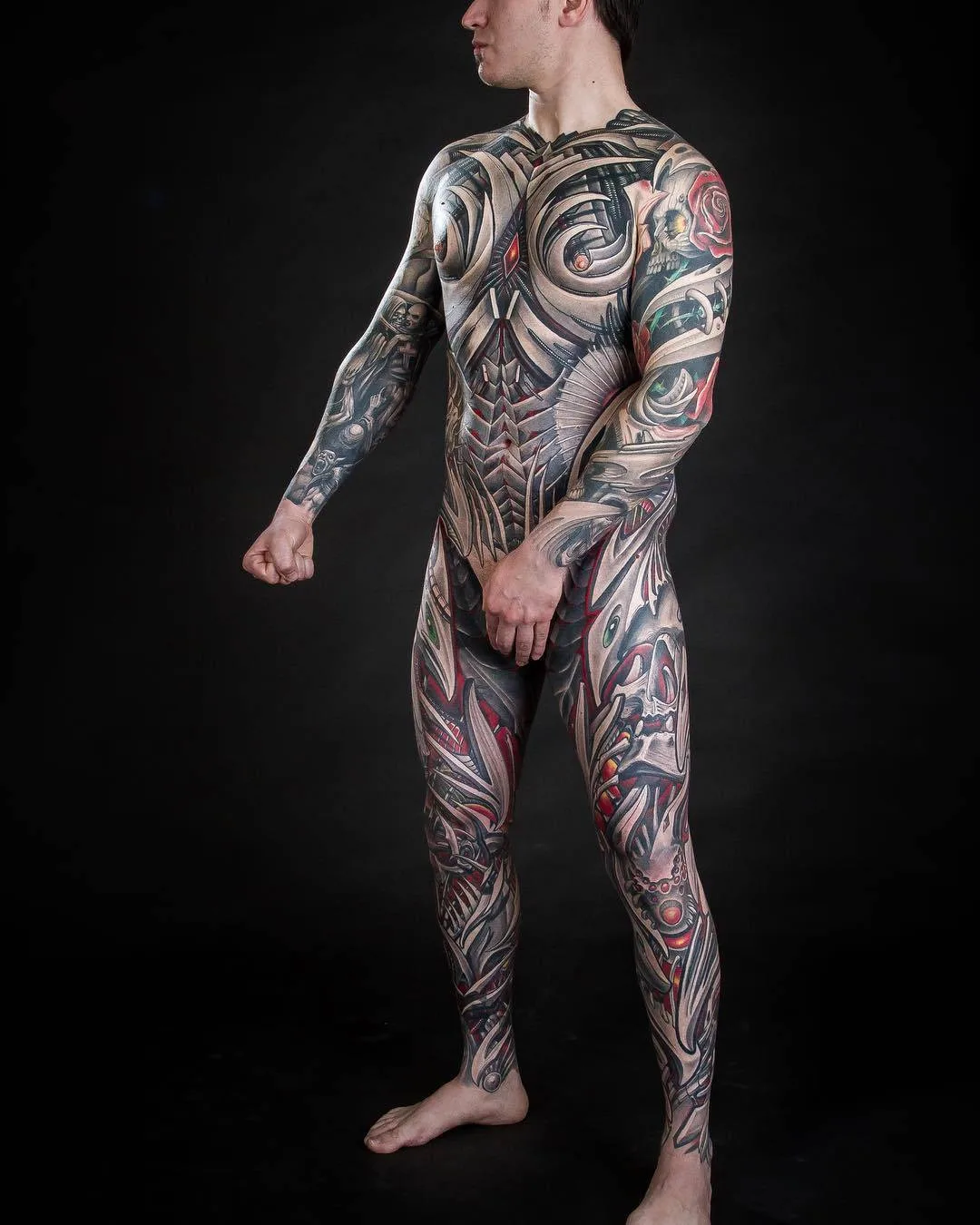 Artista de tatuagem Javier Obregon, tatuagem biomecânica preta e cinza, biomech | Barcelona, Espanha