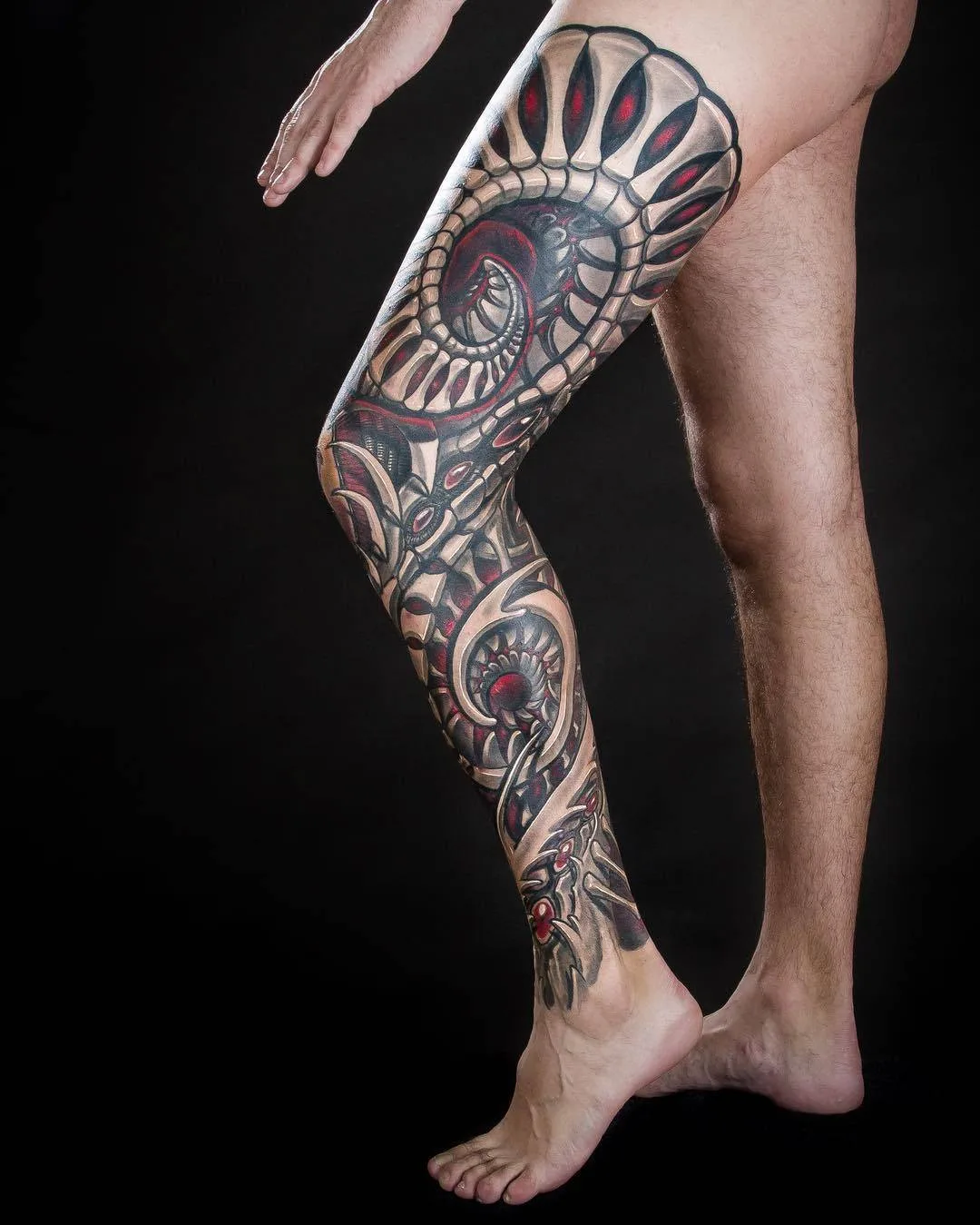 Artista de tatuagem Javier Obregon, tatuagem biomecânica preta e cinza, biomech | Barcelona, Espanha