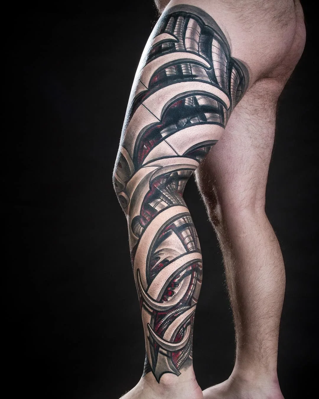Artista de tatuagem Javier Obregon, tatuagem biomecânica preta e cinza, biomech | Barcelona, Espanha