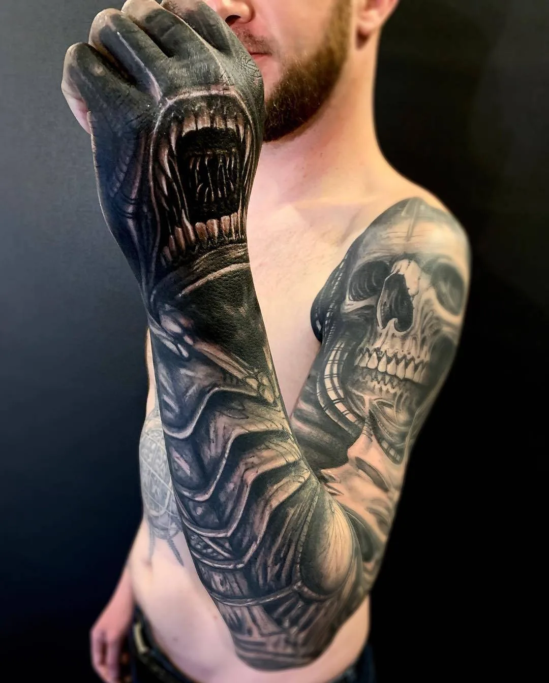 Artista de tatuagem Javier Obregon, tatuagem biomecânica preta e cinza, biomech | Barcelona, Espanha