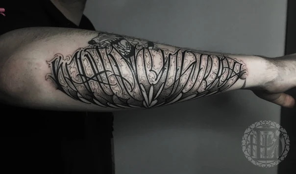 Блэкворк Lettering, Floral tattoo на Предплечье