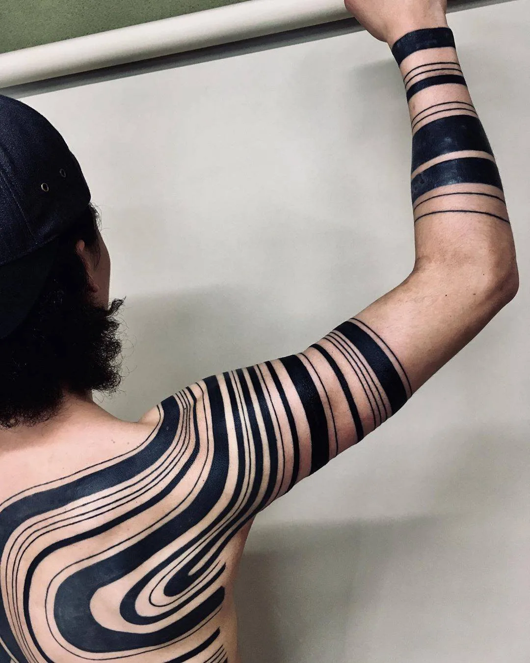 Artista di tattoo Taku Oshima, tattoo tribale ornato in nero, blackwork | Tokyo, Giappone