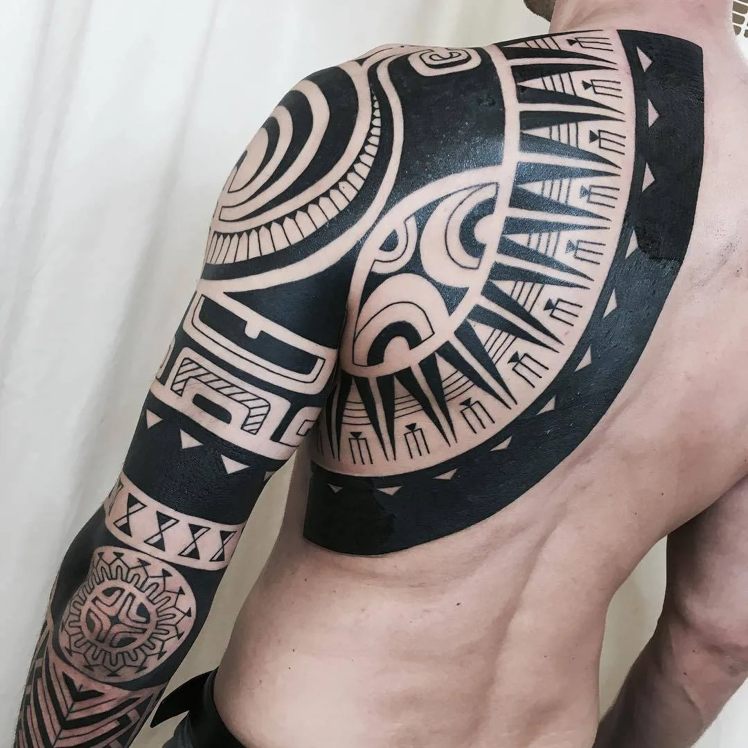 Artista di tattoo Taku Oshima, tattoo tribale ornato in nero, blackwork | Tokyo, Giappone