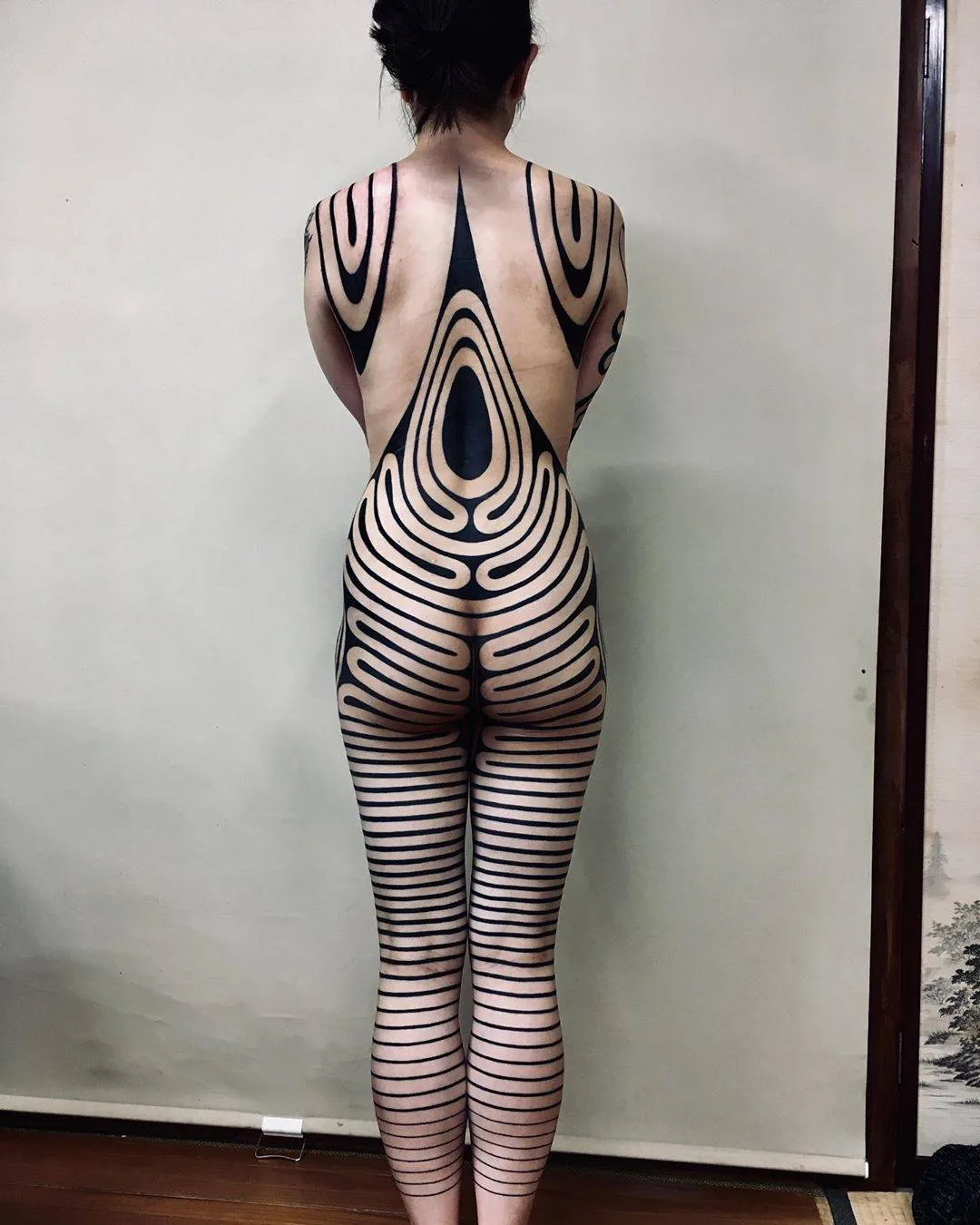 Artista di tattoo Taku Oshima, tattoo tribale ornato in nero, blackwork | Tokyo, Giappone
