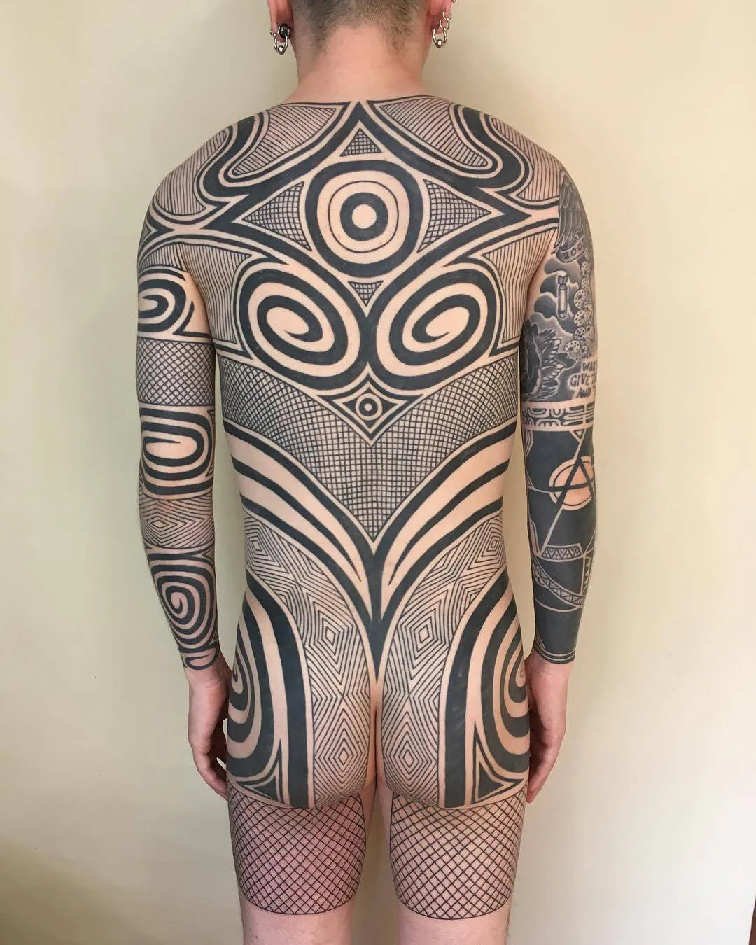 Artista di tattoo Taku Oshima, tattoo tribale ornato in nero, blackwork | Tokyo, Giappone