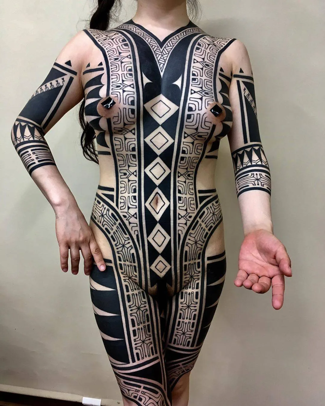 Artista di tattoo Taku Oshima, tattoo tribale ornato in nero, blackwork | Tokyo, Giappone