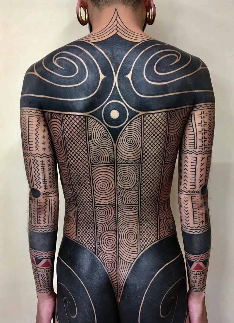 Impressionanti grandi tatuaggi tribali di Taku Oshima