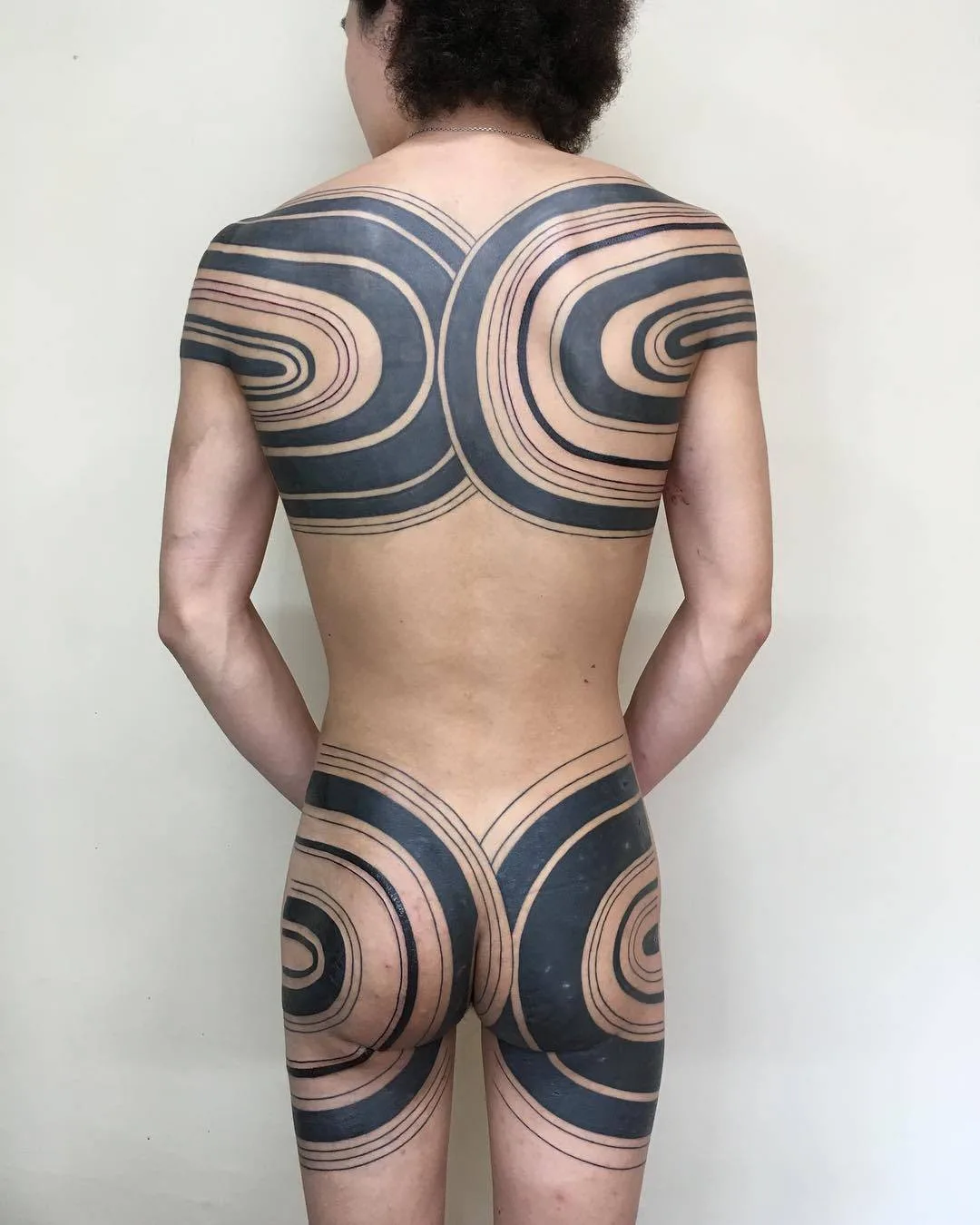 Artista di tattoo Taku Oshima, tattoo tribale ornato in nero, blackwork | Tokyo, Giappone