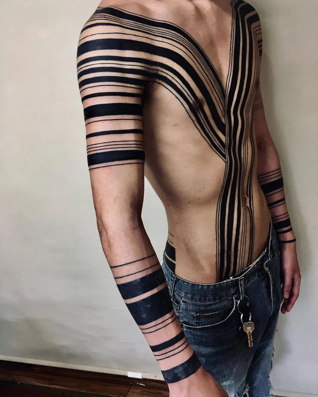 Artista di tattoo Taku Oshima, tattoo tribale ornato in nero, blackwork | Tokyo, Giappone