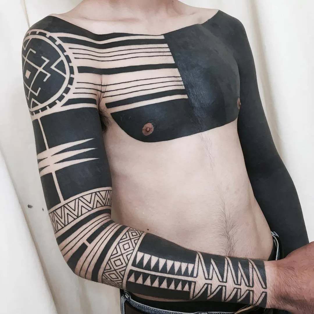 Artista di tattoo Taku Oshima, tattoo tribale ornato in nero, blackwork | Tokyo, Giappone