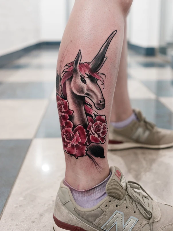 Нео-традиционная Unicorn, Roses tattoo на Икра