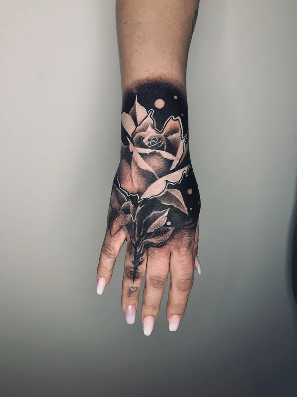 black and grey blackwork tatouage sur hand #36121 | Artiste tatoueur Джим