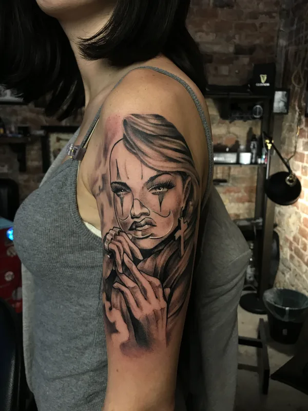 female black and grey black and grey tatouage sur upper arm #36122 | Artiste tatoueur Джим
