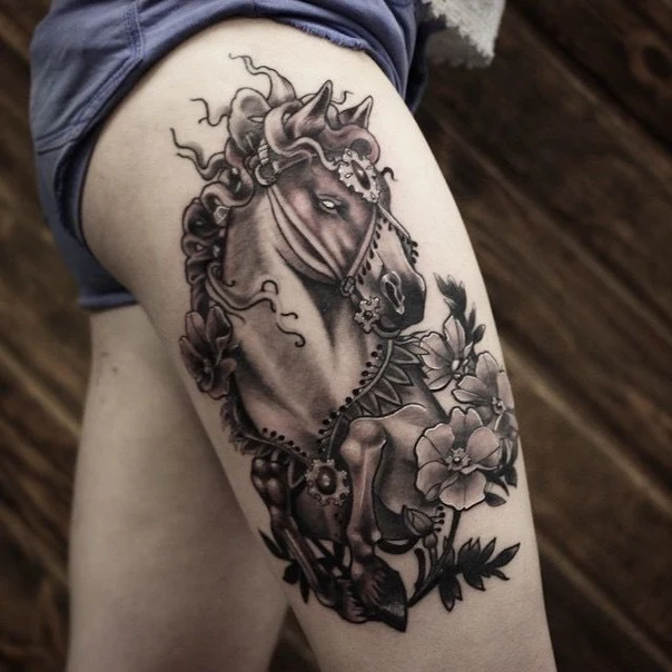 Чёрно-серая Horse, Flowers tattoo на Thigh