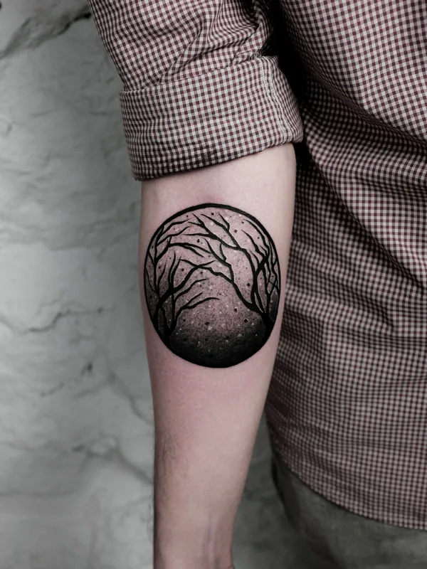 black and grey blackwork tatouage sur forearm #36131 | Artiste tatoueur Джим