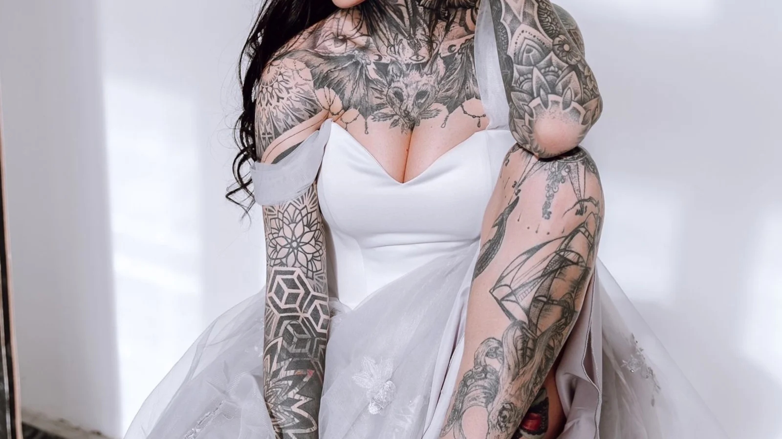 Russian tattooed beauty Diana Madness