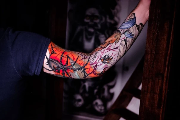 Иллюстративная Spider, Bee tattoo на Полный рукав